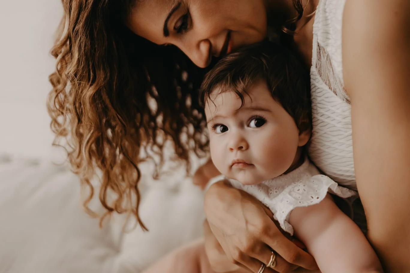 Mamma che abbraccia la sua bambina