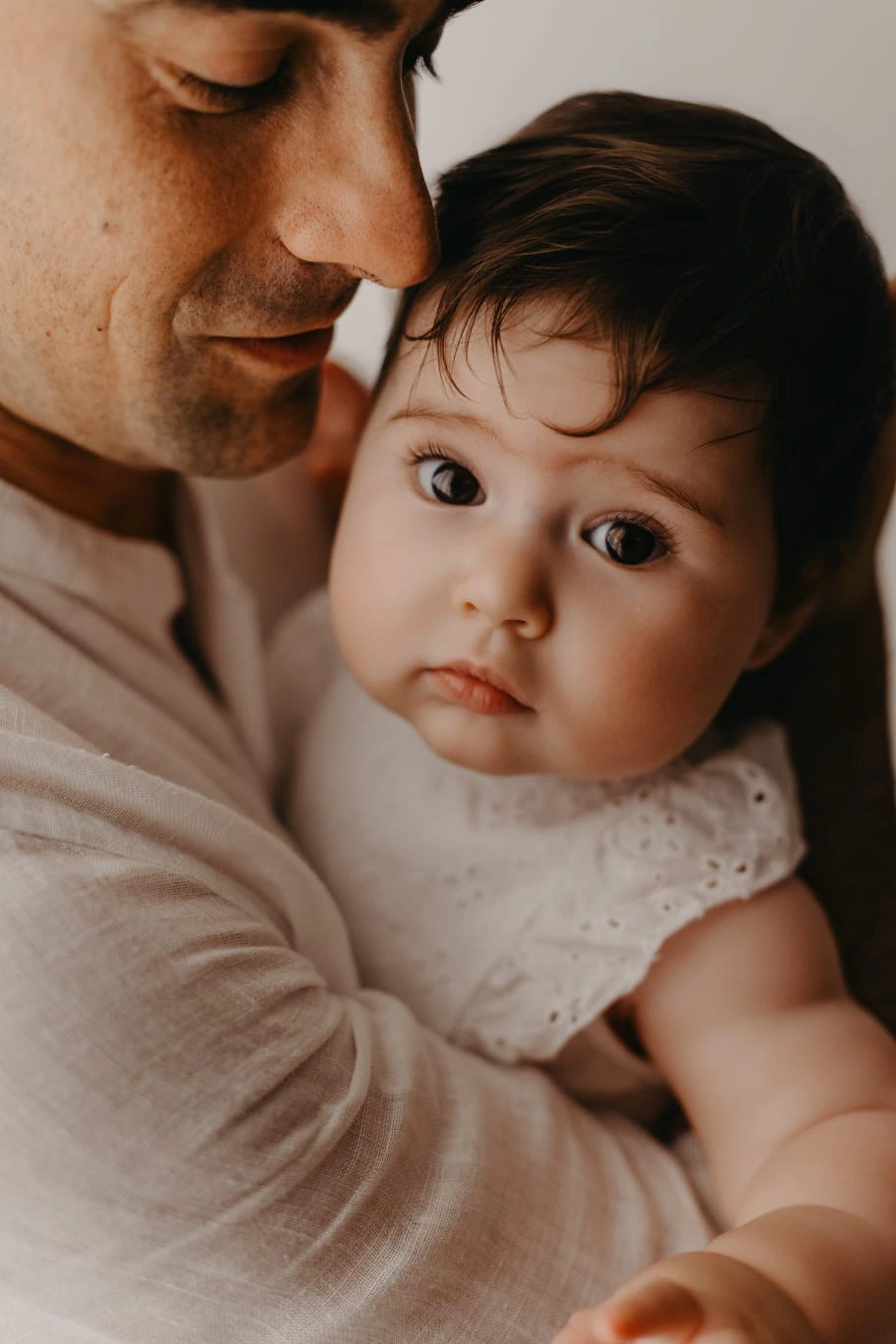 Bambina tra le braccia del papà durante un momento di vicinanza