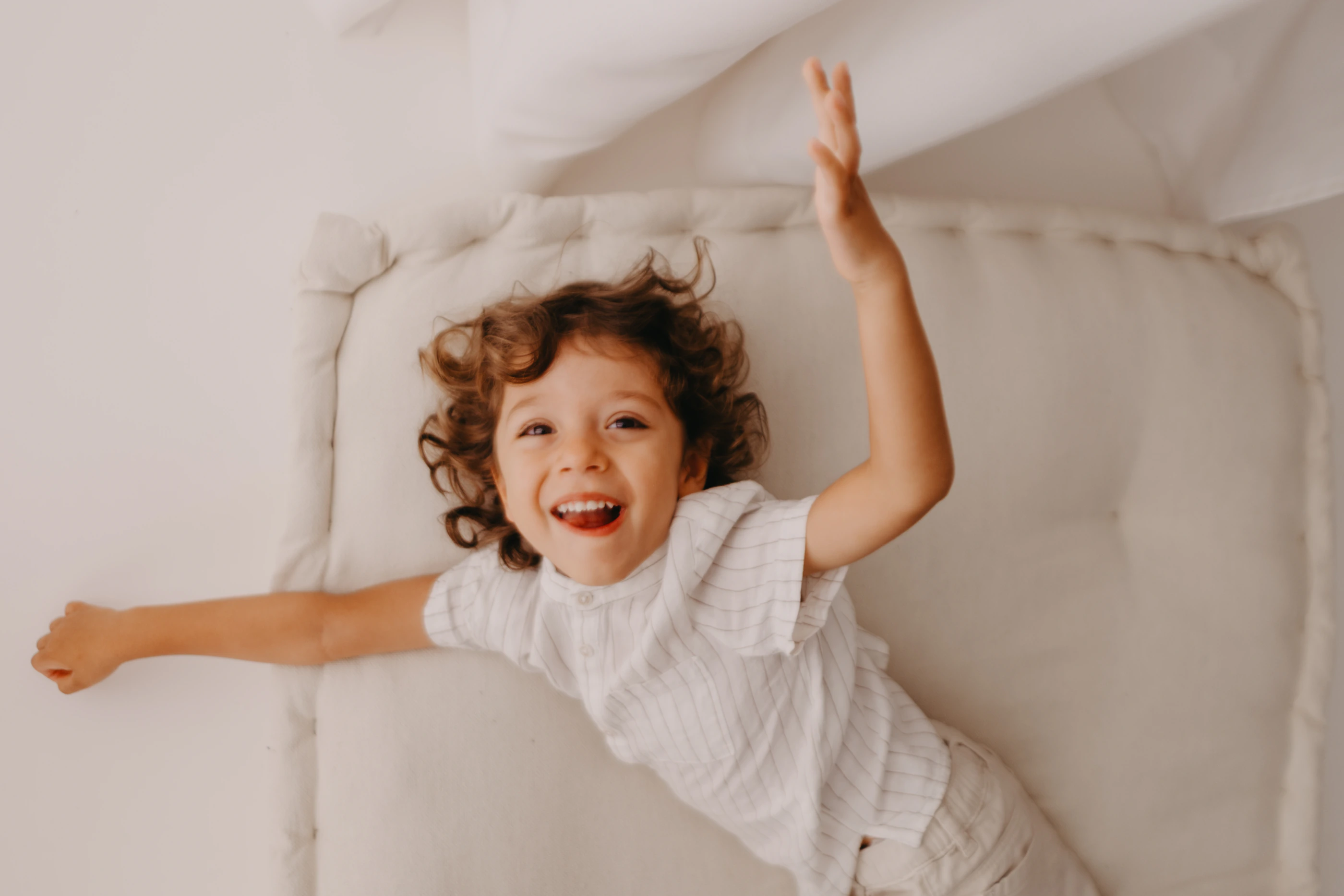 Bambino in movimento con le braccia aperte e il viso sorridente